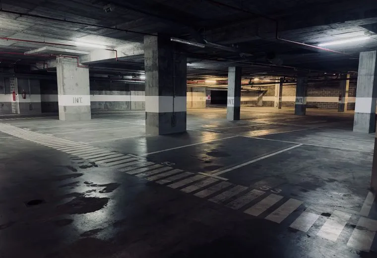 Garagem de condomínio em Balneário Camboriú com piso epóxi e vagas demarcadas
